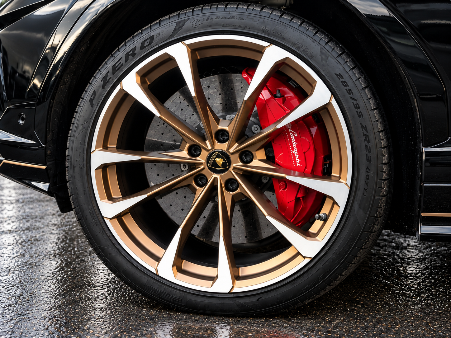 Bronzefarbene Lamborghini-Felge vor Nano Car Cosmetic in Essen